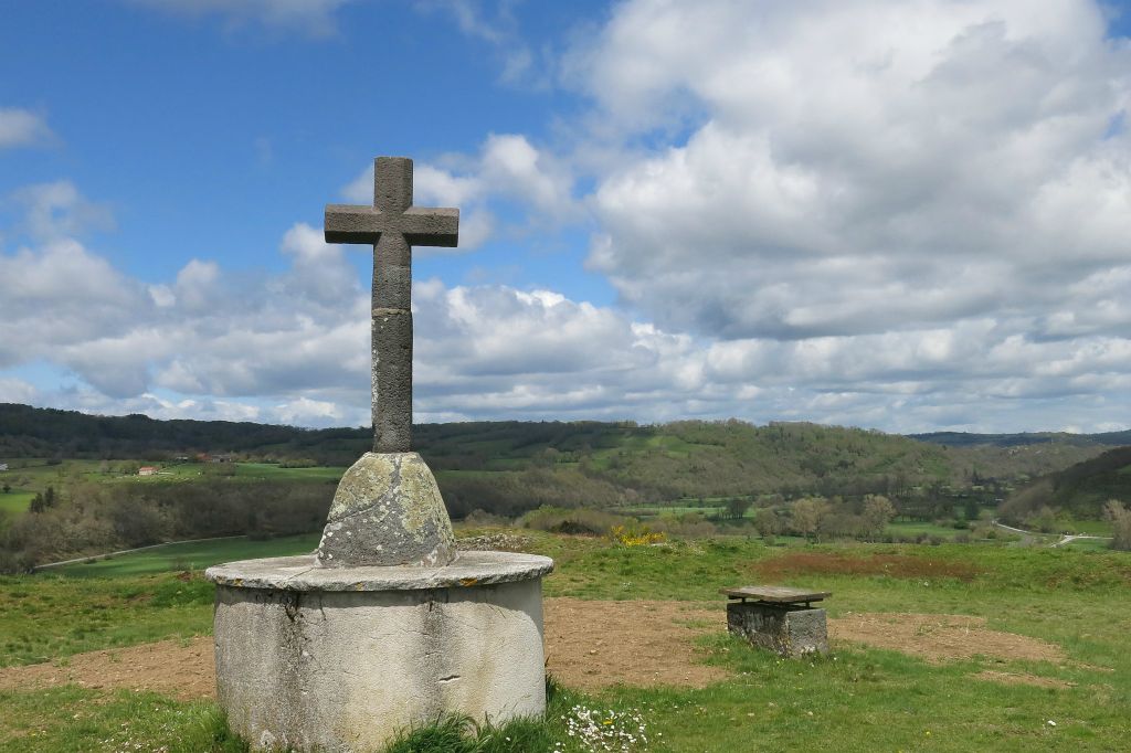 A St-Pierre le-Chastel , belle vue dégagée mais endroit bien venté pour le pique-nique